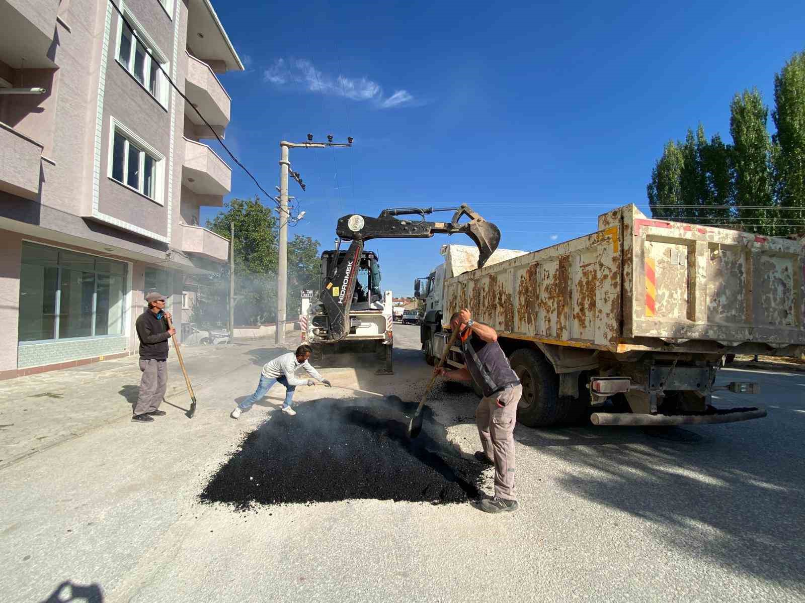 İn&ouml;n&uuml;&rsquo;de asfalt onarım &ccedil;alışmaları devam ediyor
