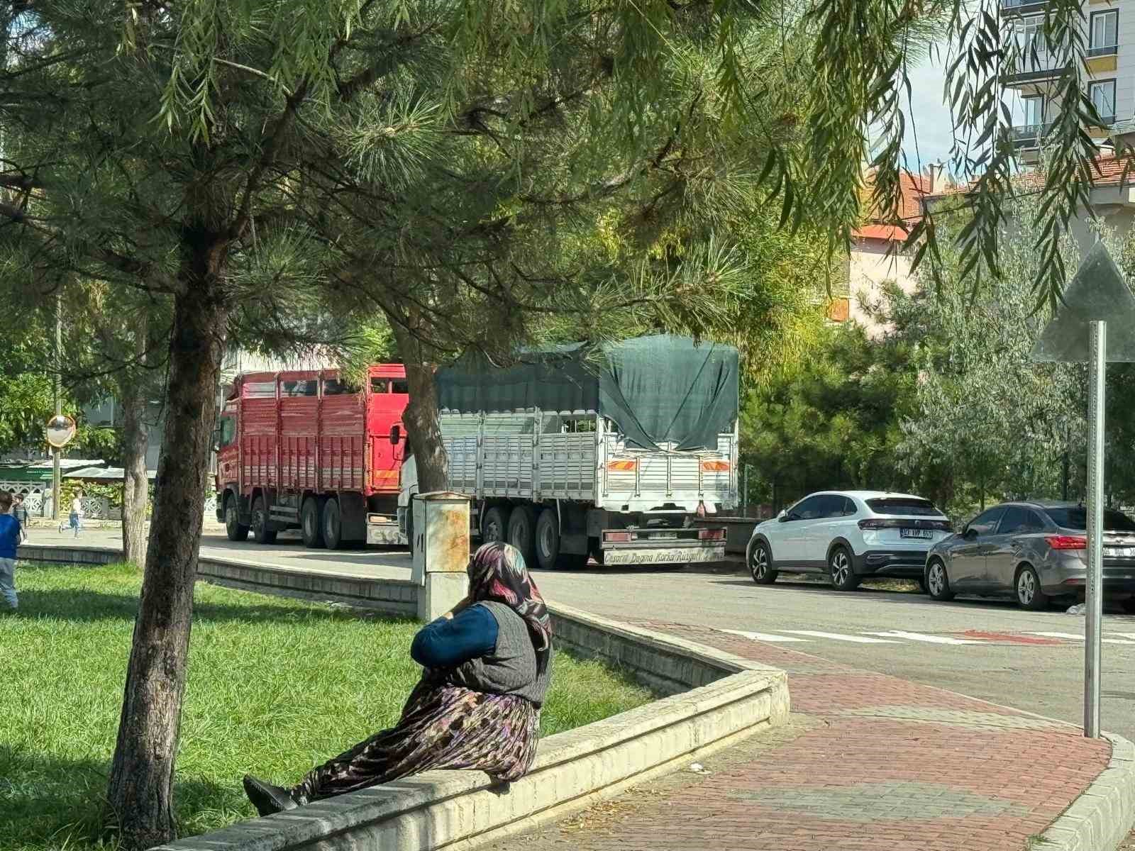 Kentin cadde ve sokaklarını ağır tonajlı araçların işgal etmesine vatandaşlar tepkili