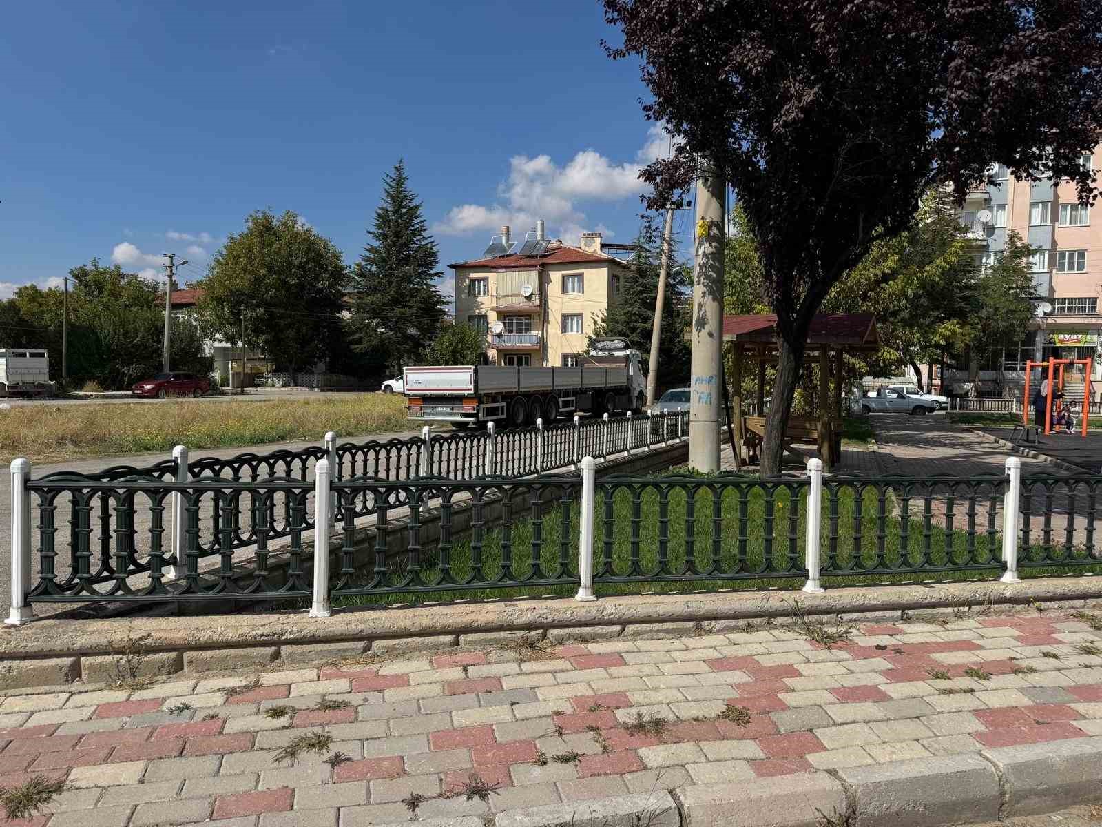 Kentin cadde ve sokaklarını ağır tonajlı ara&ccedil;ların işgal etmesine vatandaşlar tepkili
