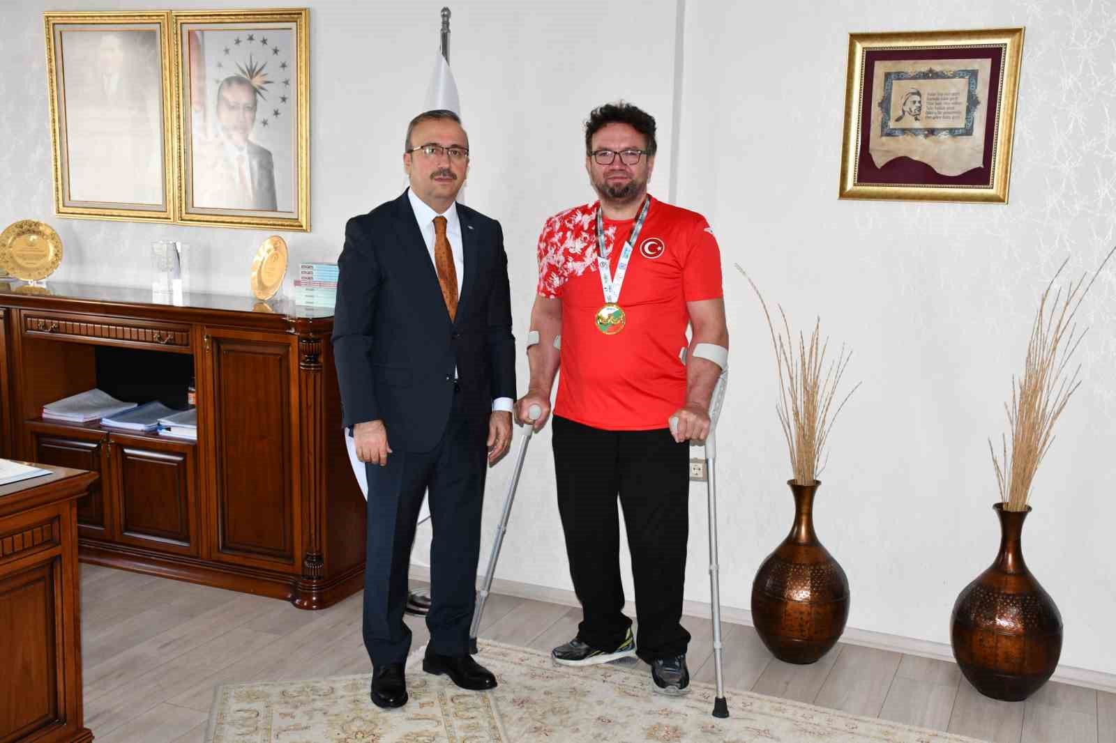 Dünya şampiyonu olan Cırık, İl Milli Eğitim Müdürü Aydın’ı ziyaret etti