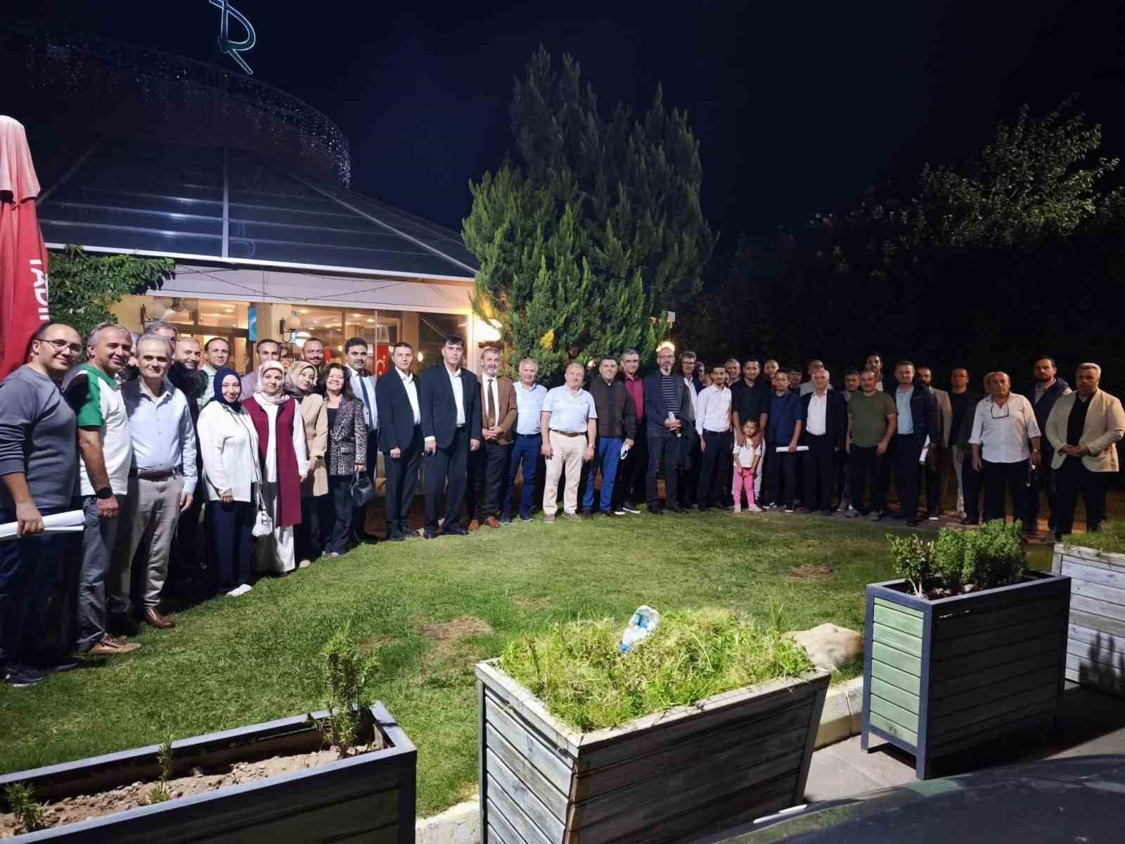 Emekli eğitimcilere plaket takdim edildi