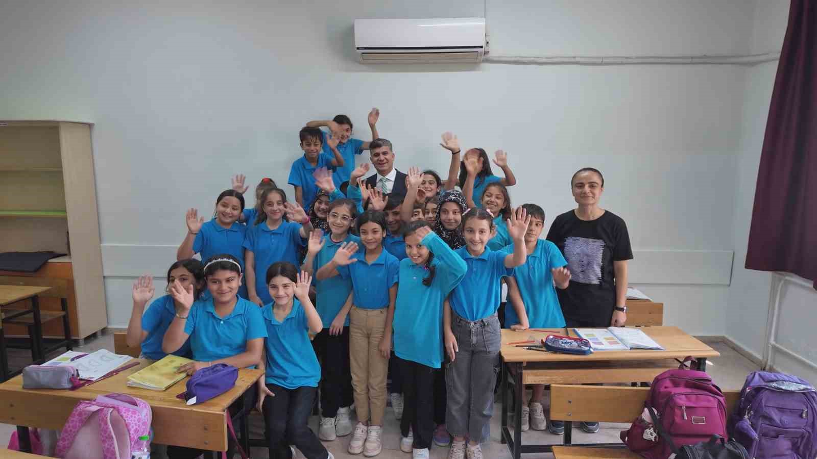 Başkan Vekili Şener&rsquo;den &ouml;ğrencilere kitap m&uuml;jdesi
