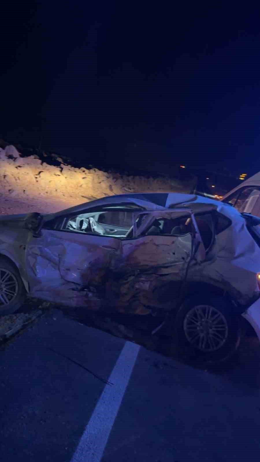 Şanlıurfa&rsquo;da 2 otomobil &ccedil;arpıştı: 1 &ouml;l&uuml;, 4 yaralı
