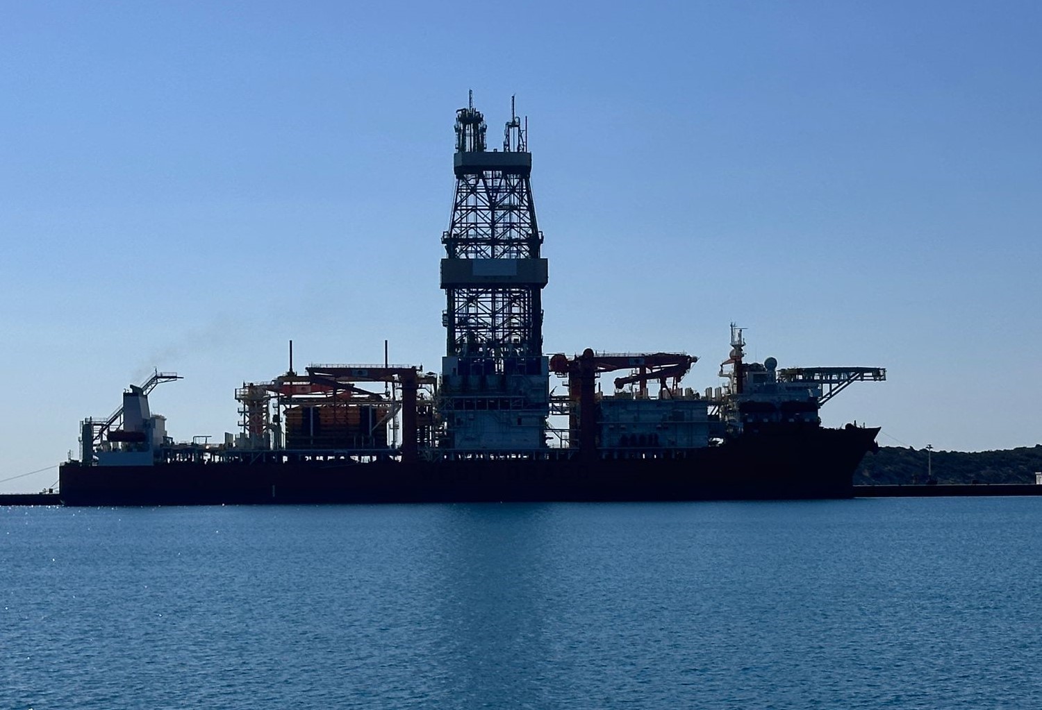 T&uuml;rkiye&rsquo;nin 228 metrelik denizdeki yeni g&uuml;c&uuml;: &rsquo;West Draco&rsquo;  limana yanaştı
