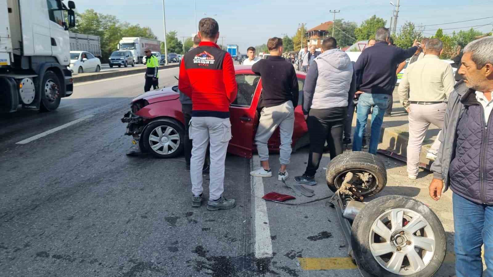 Cip ile çarpışan otomobilin arka tekerlekleri yola fırladı: 2 yaralı