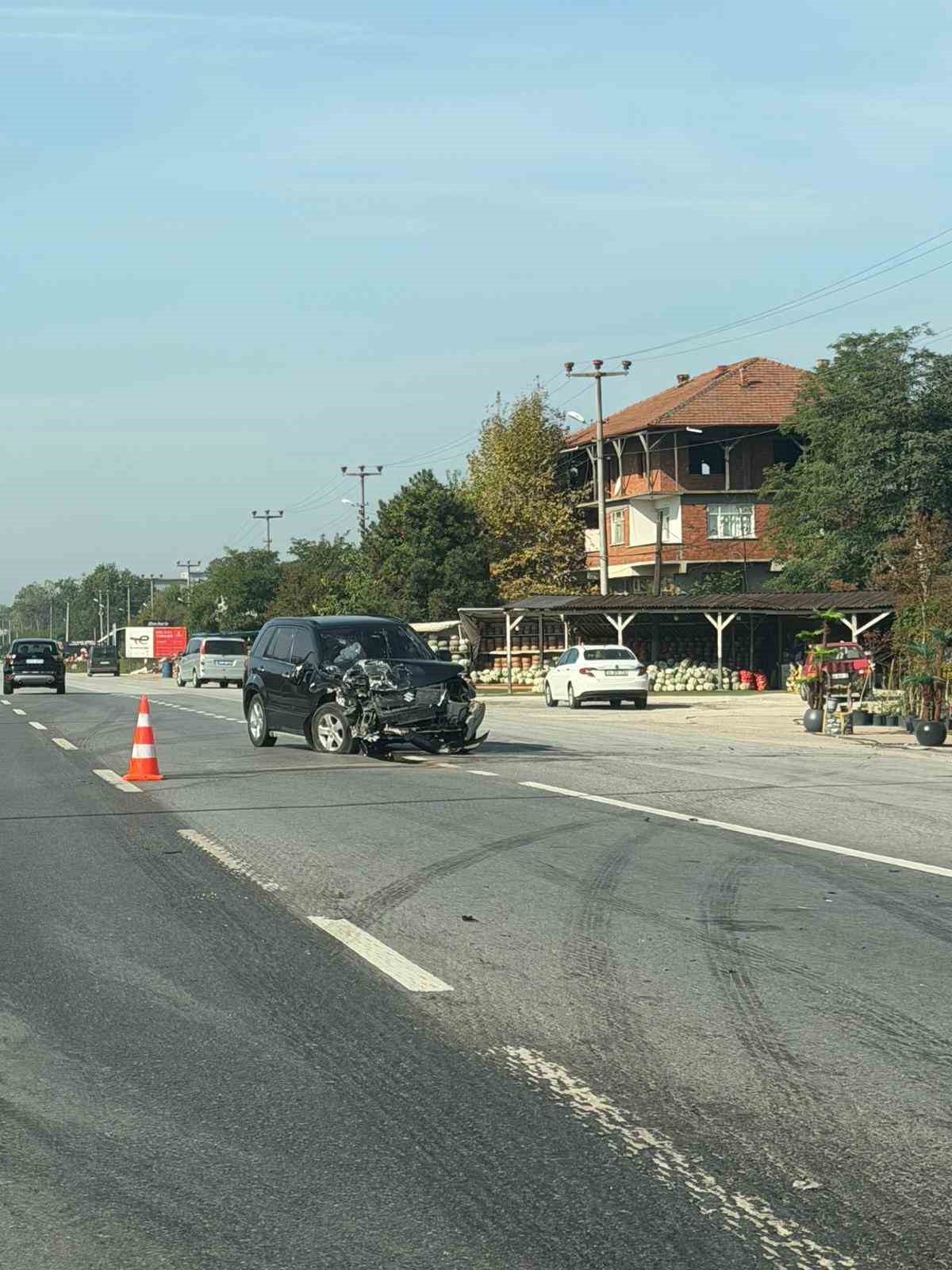 Cip ile &ccedil;arpışan otomobilin arka tekerlekleri yola fırladı: 2 yaralı
