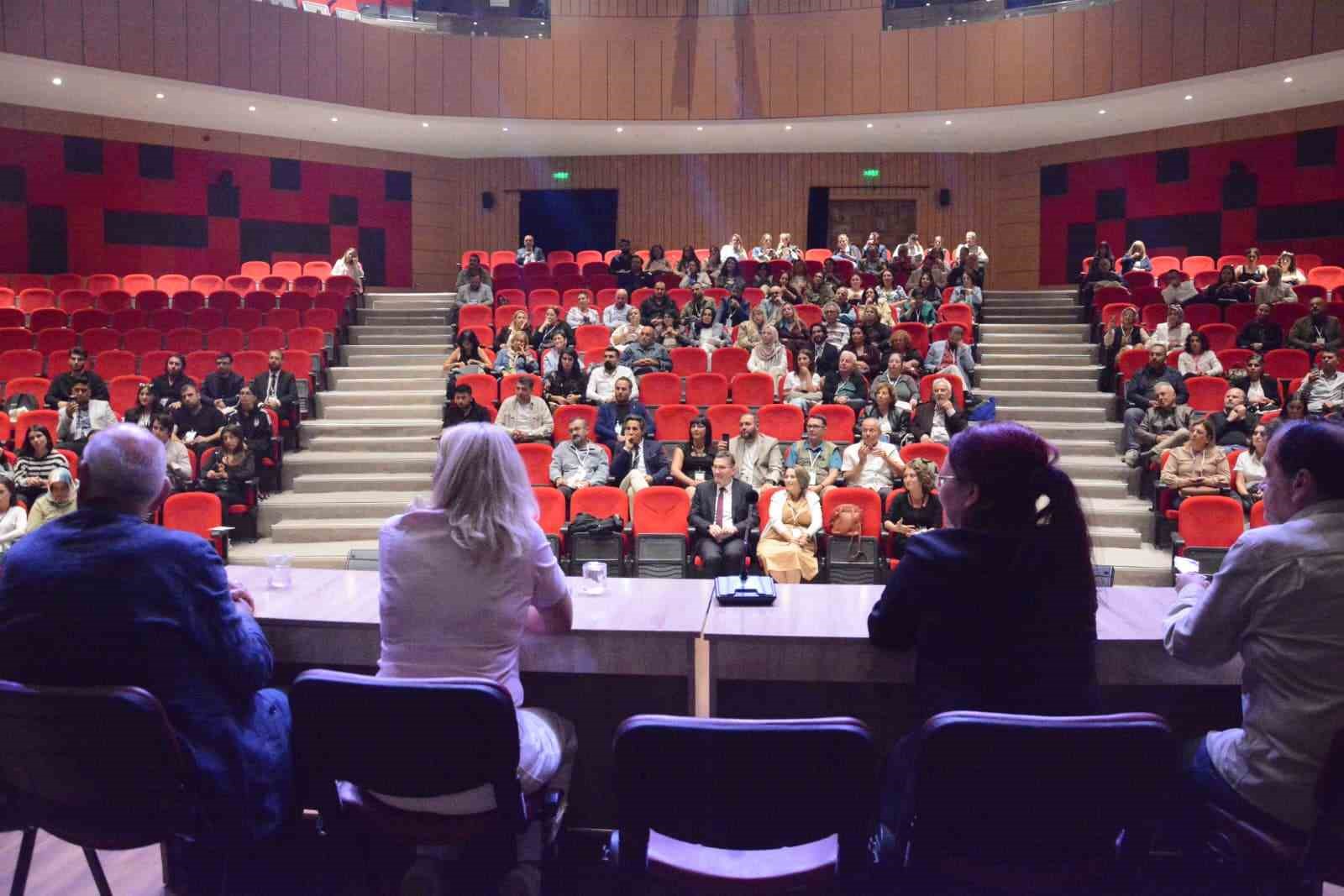 Ortaçağ ve Türk Dönemi Sempozyumunda 270 bildiri sunuldu