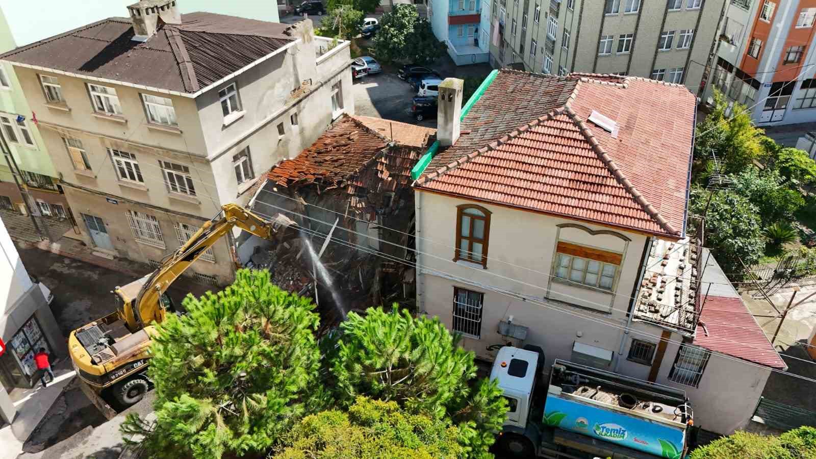 İlkadım’daki metruk binalar yıkılıyor