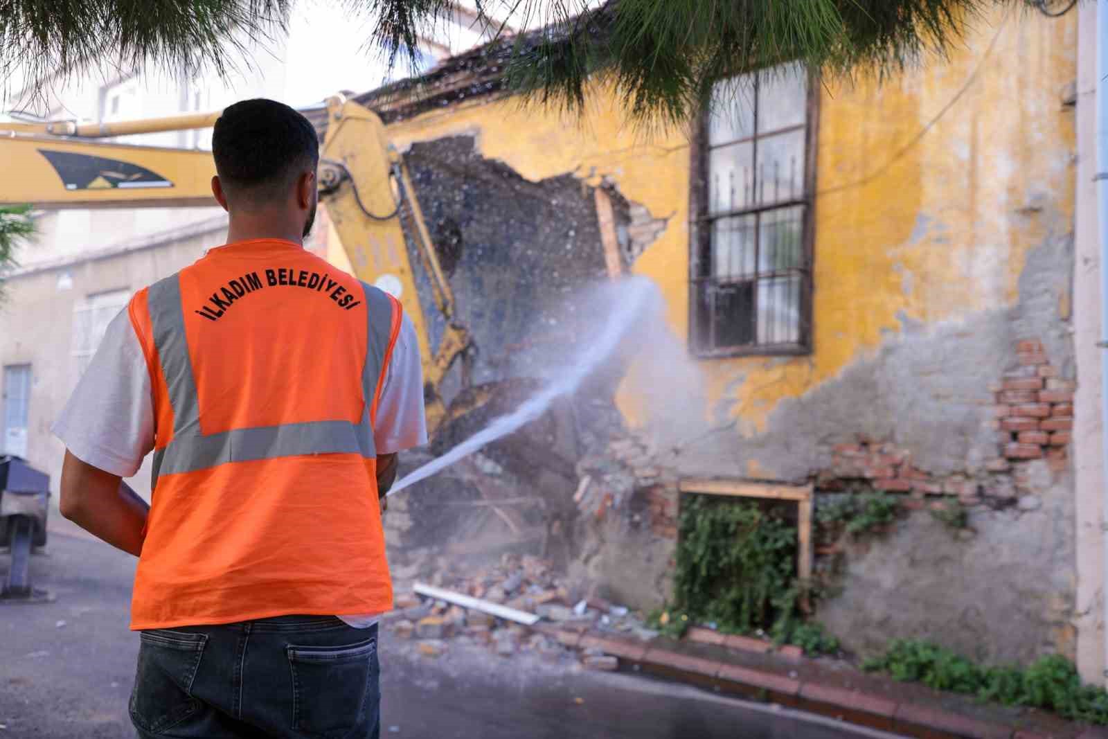 İlkadım&rsquo;daki metruk binalar yıkılıyor
