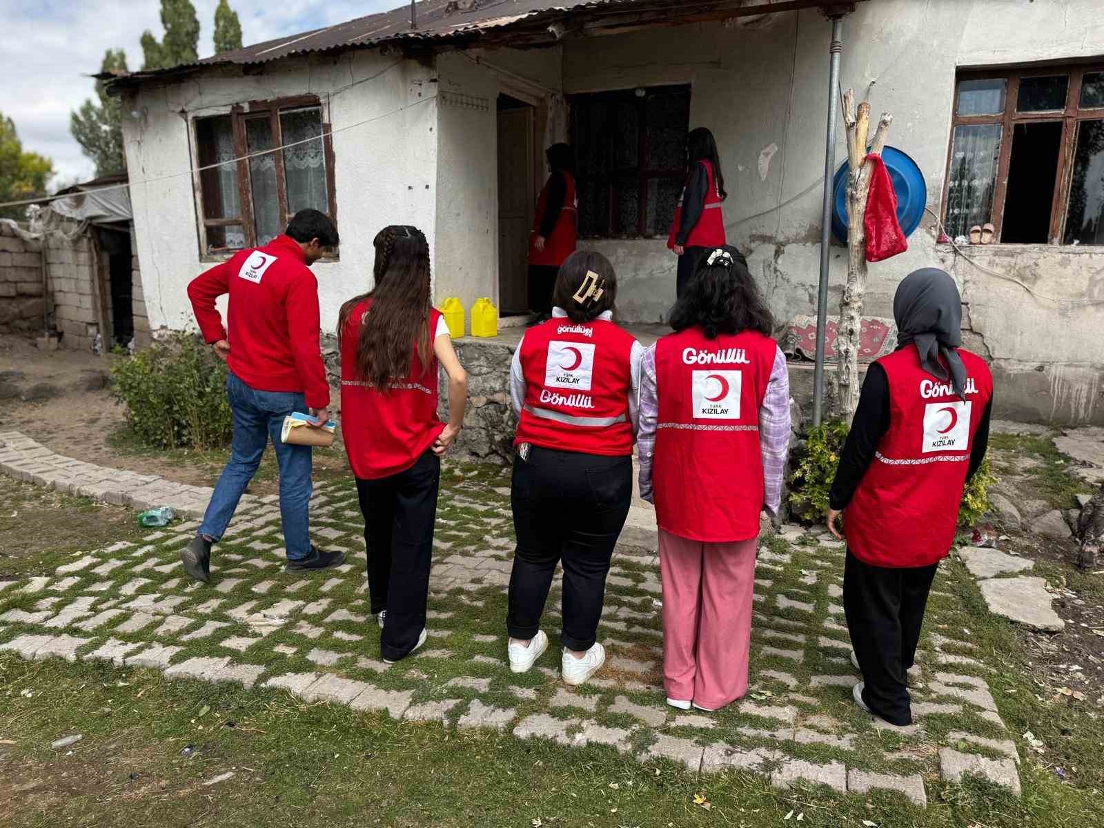 Kızılay Patnos şubesi ihtiyaç sahibi ailelere yardım ulaştırdı