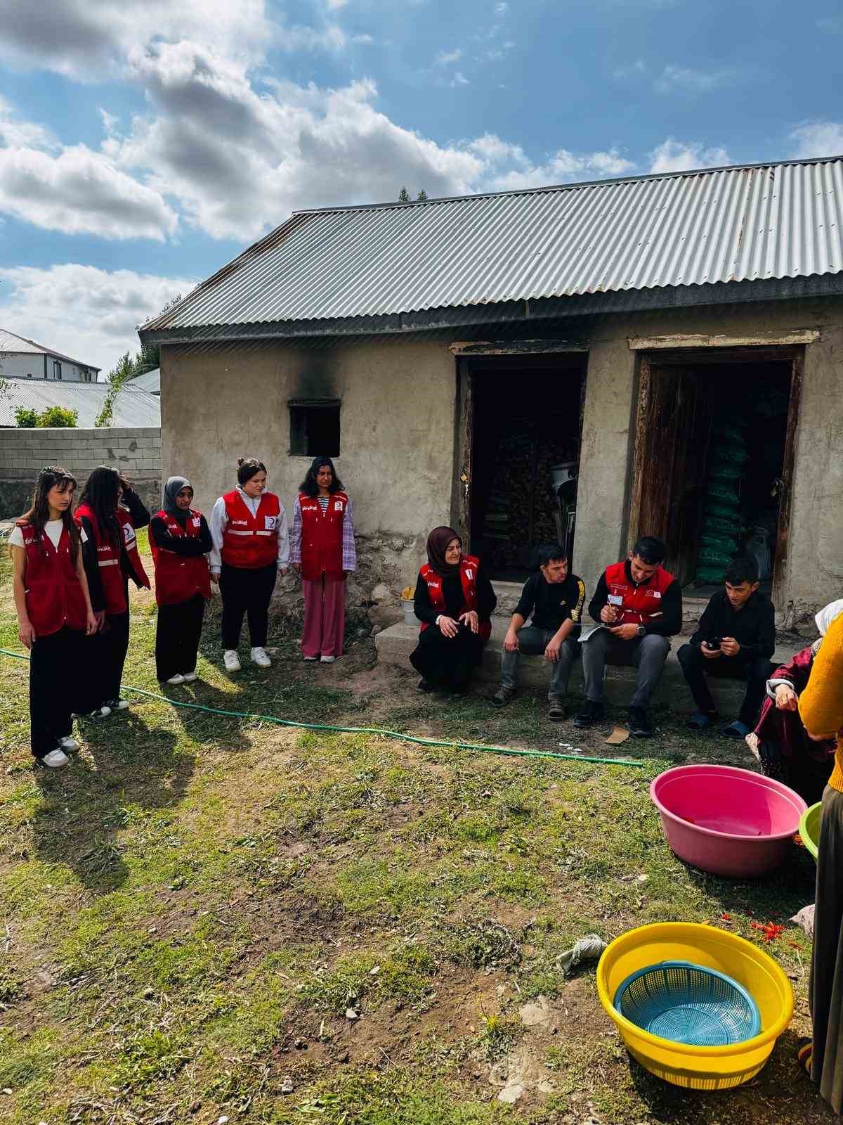 Kızılay Patnos şubesi ihtiya&ccedil; sahibi ailelere yardım ulaştırdı
