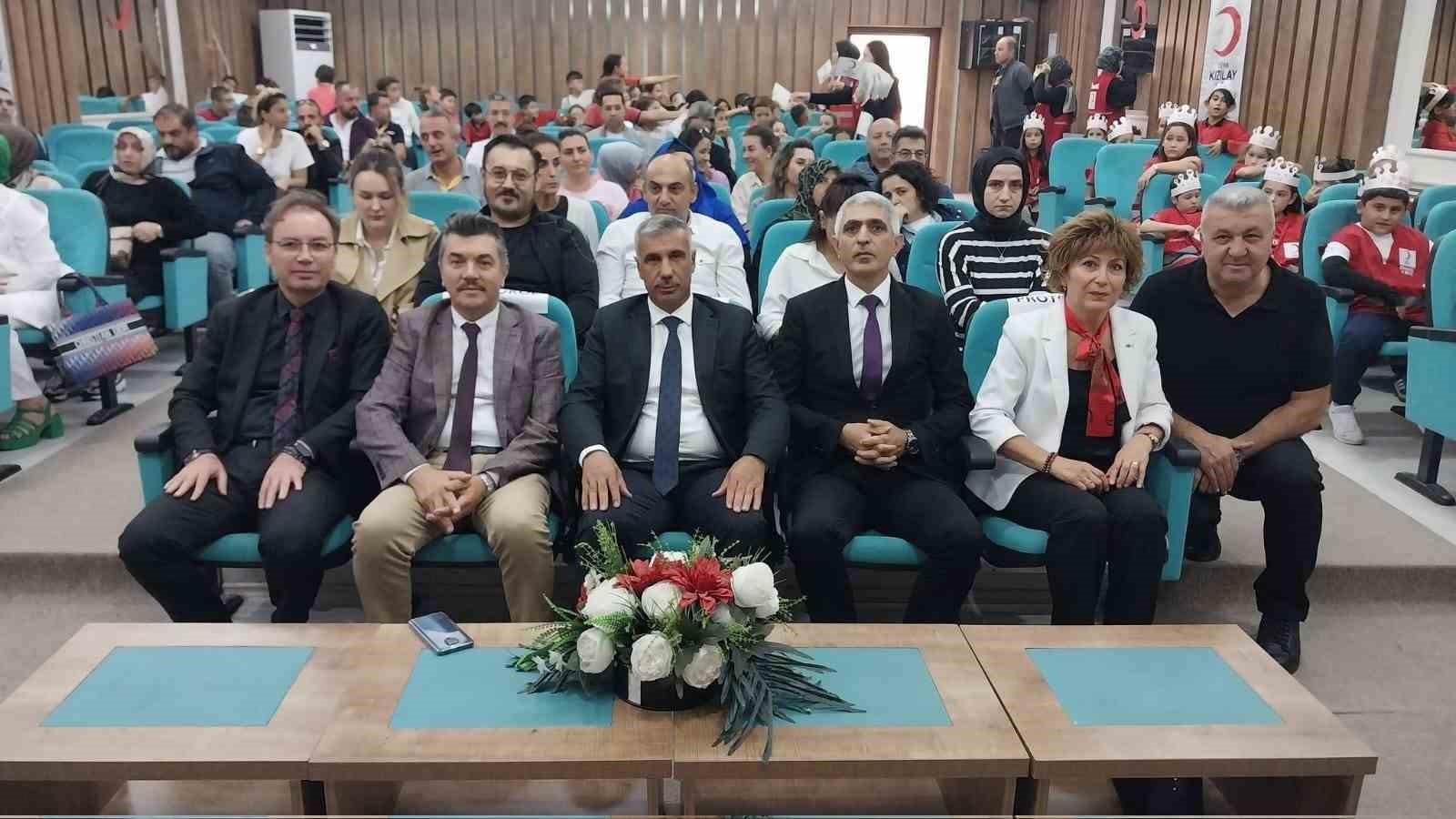 &Ouml;ğrenciler, Kızılay kolluklarını taktı
