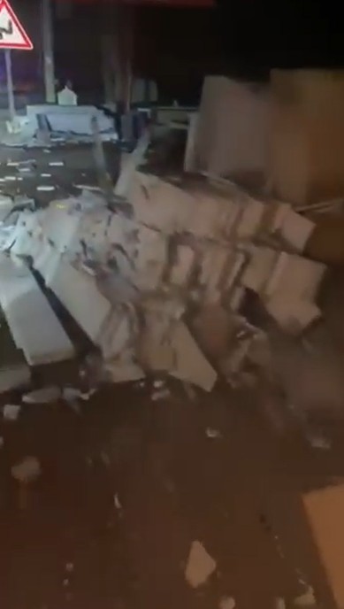 Mermer bloklara &ccedil;arpan otomobilin s&uuml;r&uuml;c&uuml;s&uuml; yaralandı
