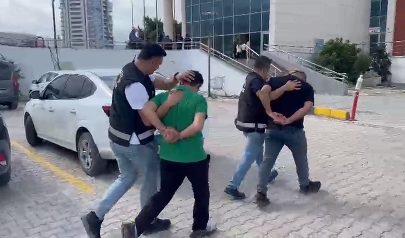 İskenderun’da hapis cezasıyla aranan 2 şahıs yakalandı