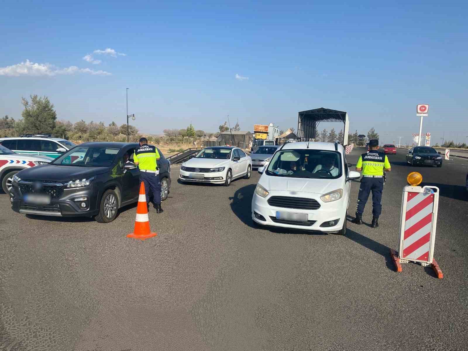 Gaziantep’te jandarmadan şok huzur-güven uygulaması: Aranan 36 şahıs yakalandı