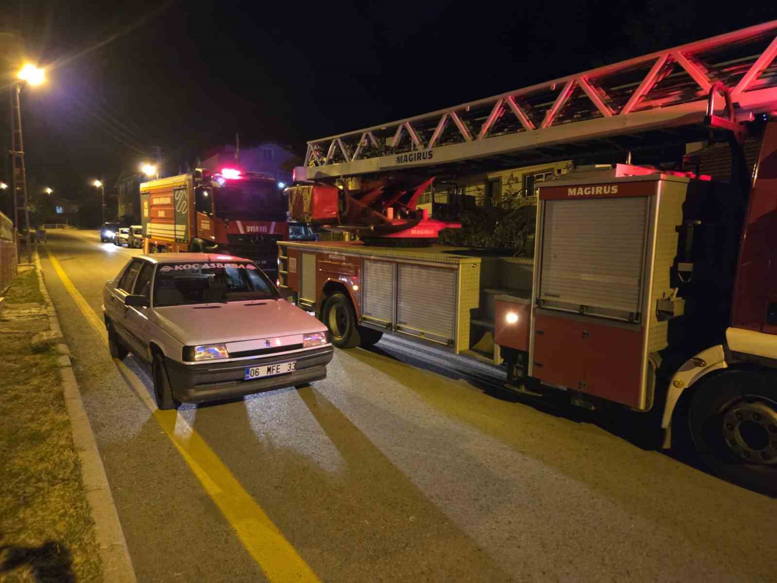 Ankara’da iki katlı binada yangın: 2 kişi dumandan etkilendi
