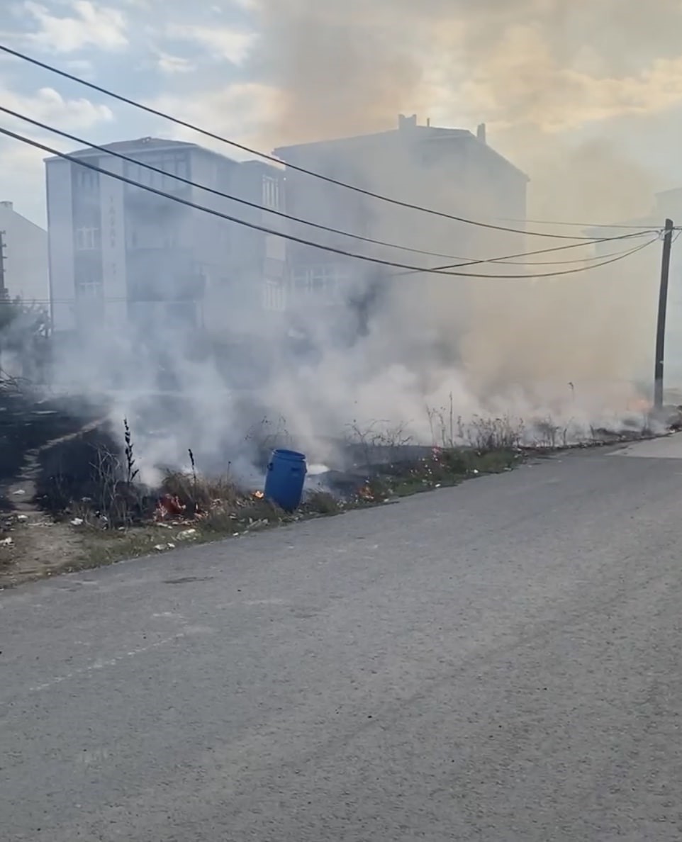 &Ccedil;ocukların yaktığı iddia edilen boş arsayı itfaiye s&ouml;nd&uuml;rd&uuml;
