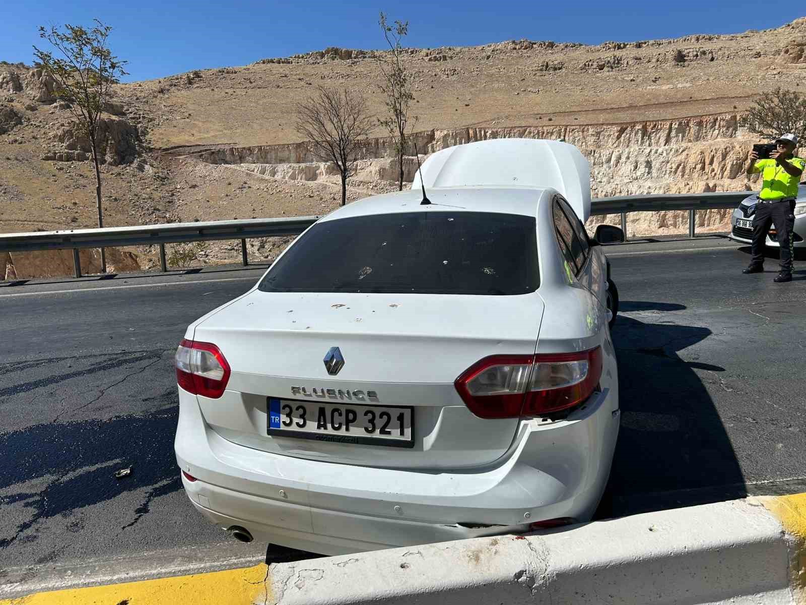 Mardin’de bariyerlere çarpan otomobilde maddi hasar meydana geldi