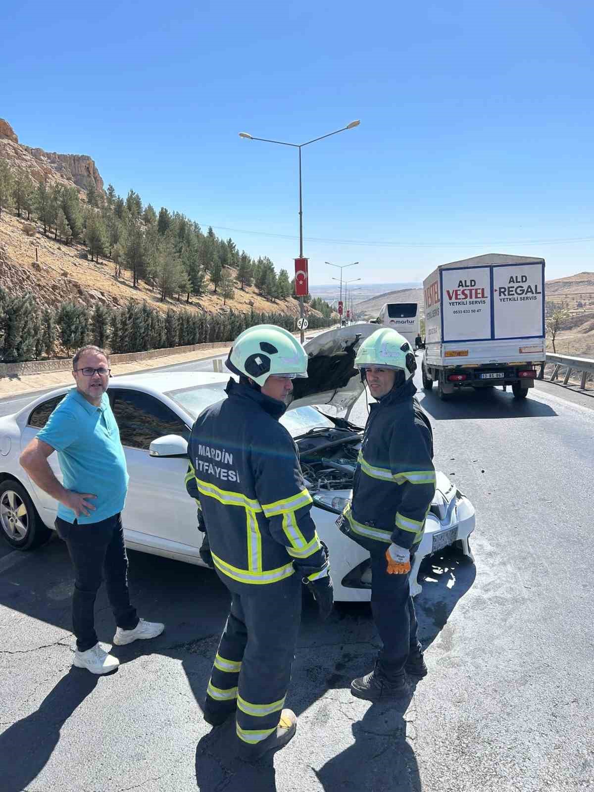 Mardin&rsquo;de bariyerlere &ccedil;arpan otomobilde maddi hasar meydana geldi
