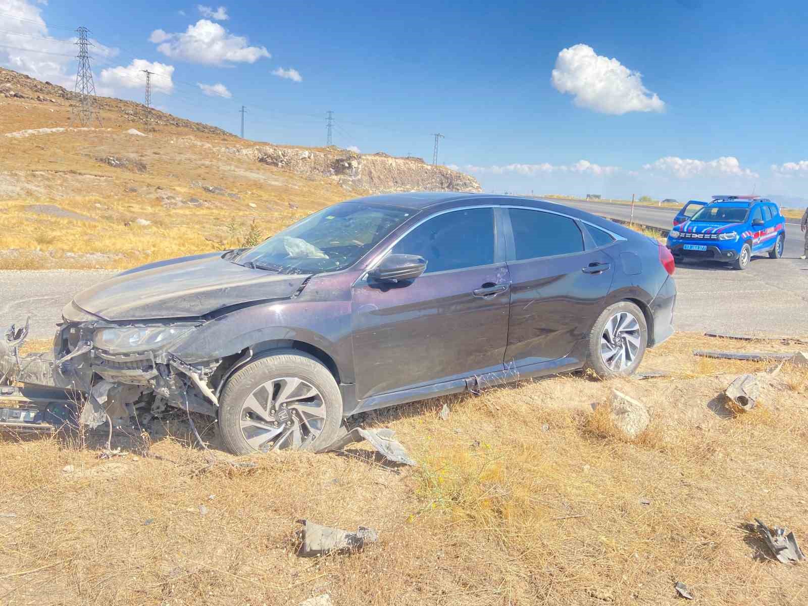 Kontrolden &ccedil;ıkan otomobil bariyerlere &ccedil;arptı: 4 yaralı
