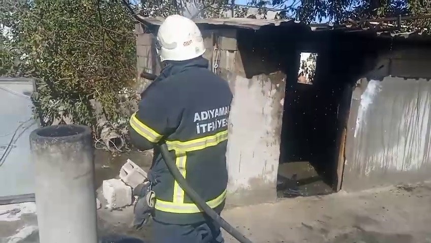 Evin damında &ccedil;ıkan yangına yoldan ge&ccedil;en tanker m&uuml;dahale etti
