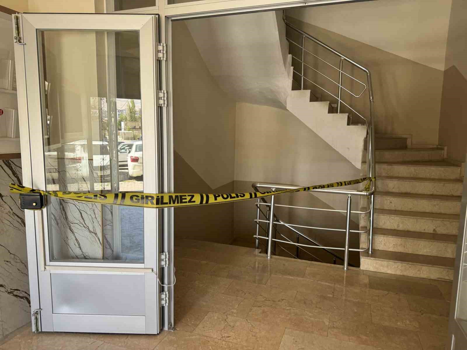 3’üncü kattan merdiven boşluğuna düşen şahıs ağır yaralandı