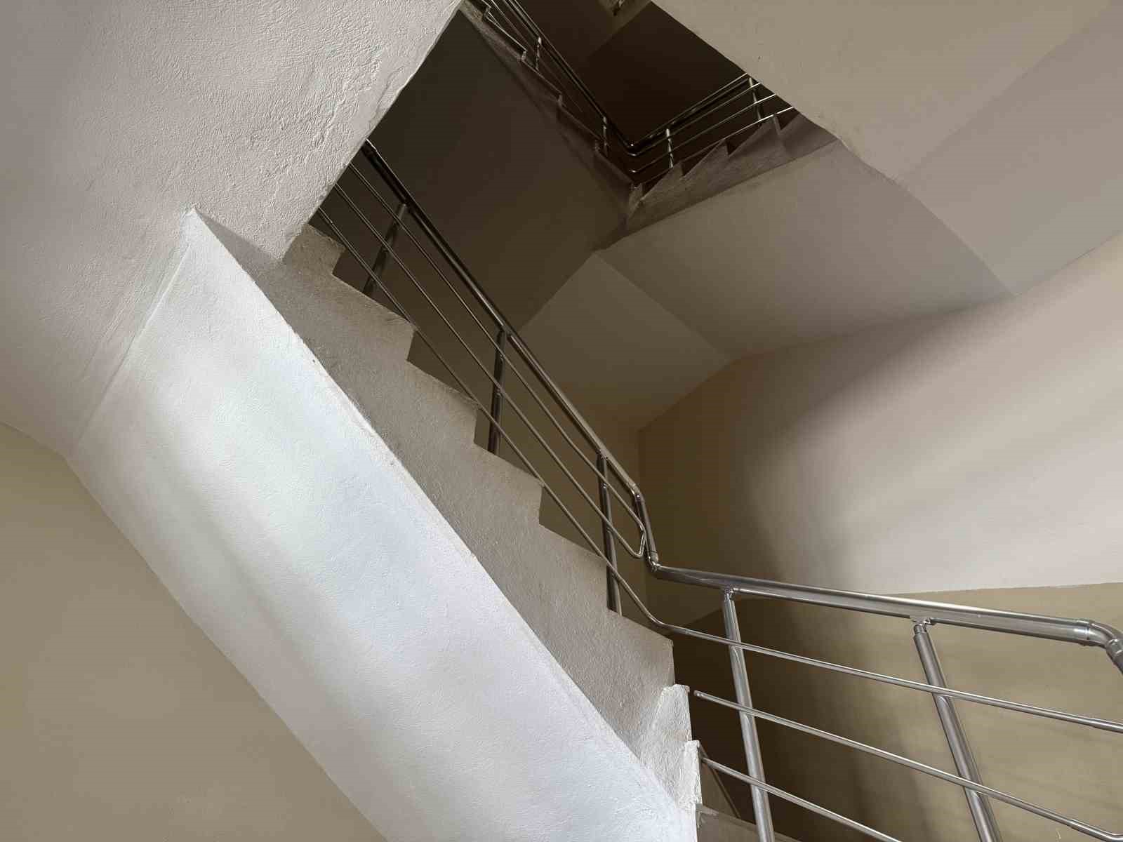 3’üncü kattan merdiven boşluğuna düşen şahıs ağır yaralandı