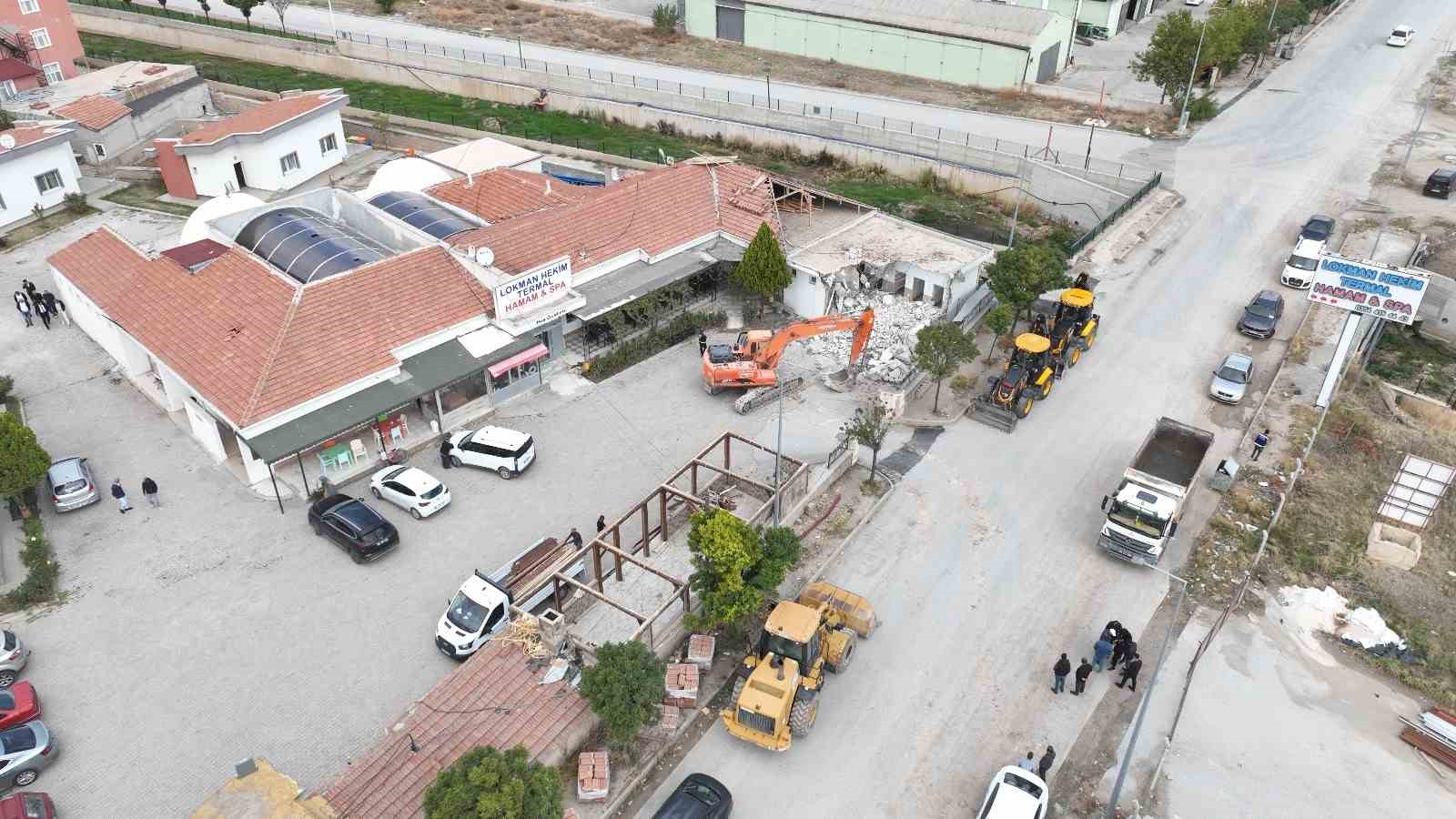Sorgun Belediyesi ka&ccedil;ak yapıları yıkım &ccedil;alışmalarını s&uuml;rd&uuml;r&uuml;yor
