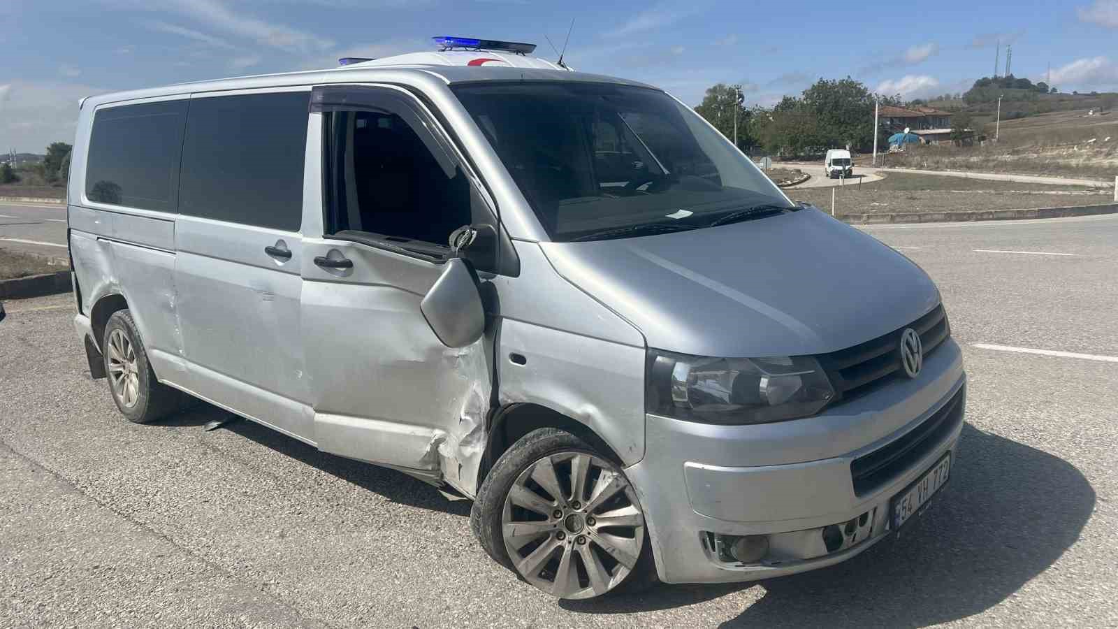 Hafif ticari ara&ccedil; ile panelvan &ccedil;arpıştı: 1 yaralı
