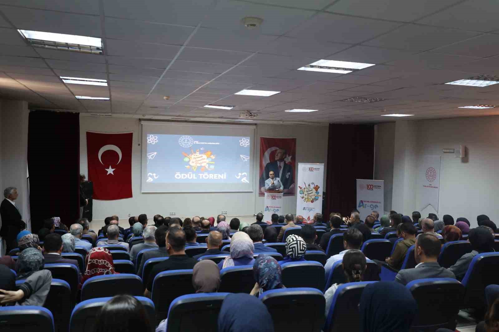 Van&rsquo;da "Eğitimde İyi &Ouml;rnekler" &ouml;d&uuml;lleri sahiplerini buldu
