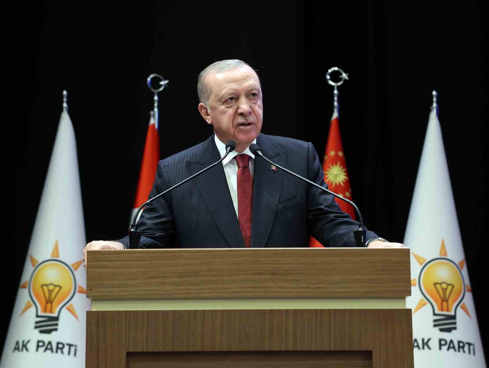 Cumhurbaşkanı Recep Tayyip Erdoğan: "Belediyeleri hısım akraba &ccedil;iftliğine &ccedil;eviren haramilerin baskılarına teslim olmak istemeyenlere kapımız a&ccedil;ıktır."
