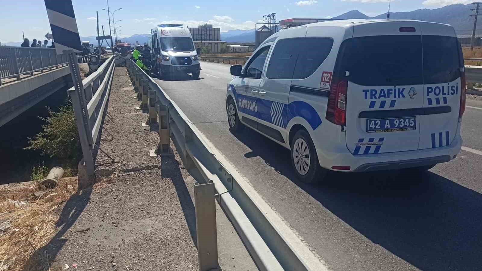 Takla atan otomobil direğe ve bariyerlere &ccedil;arptı: 2 yaralı
