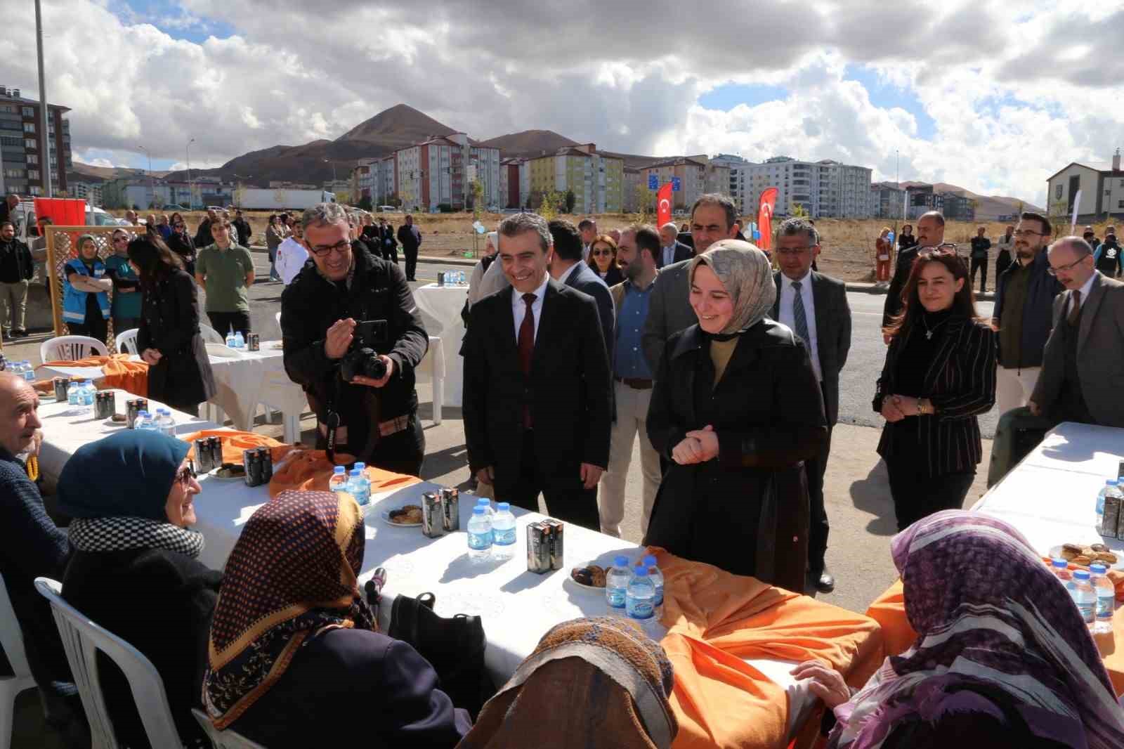 D&uuml;nya Yaşlılar G&uuml;n&uuml;&rsquo;nde "Yaşam Bah&ccedil;esi" etkinliği
