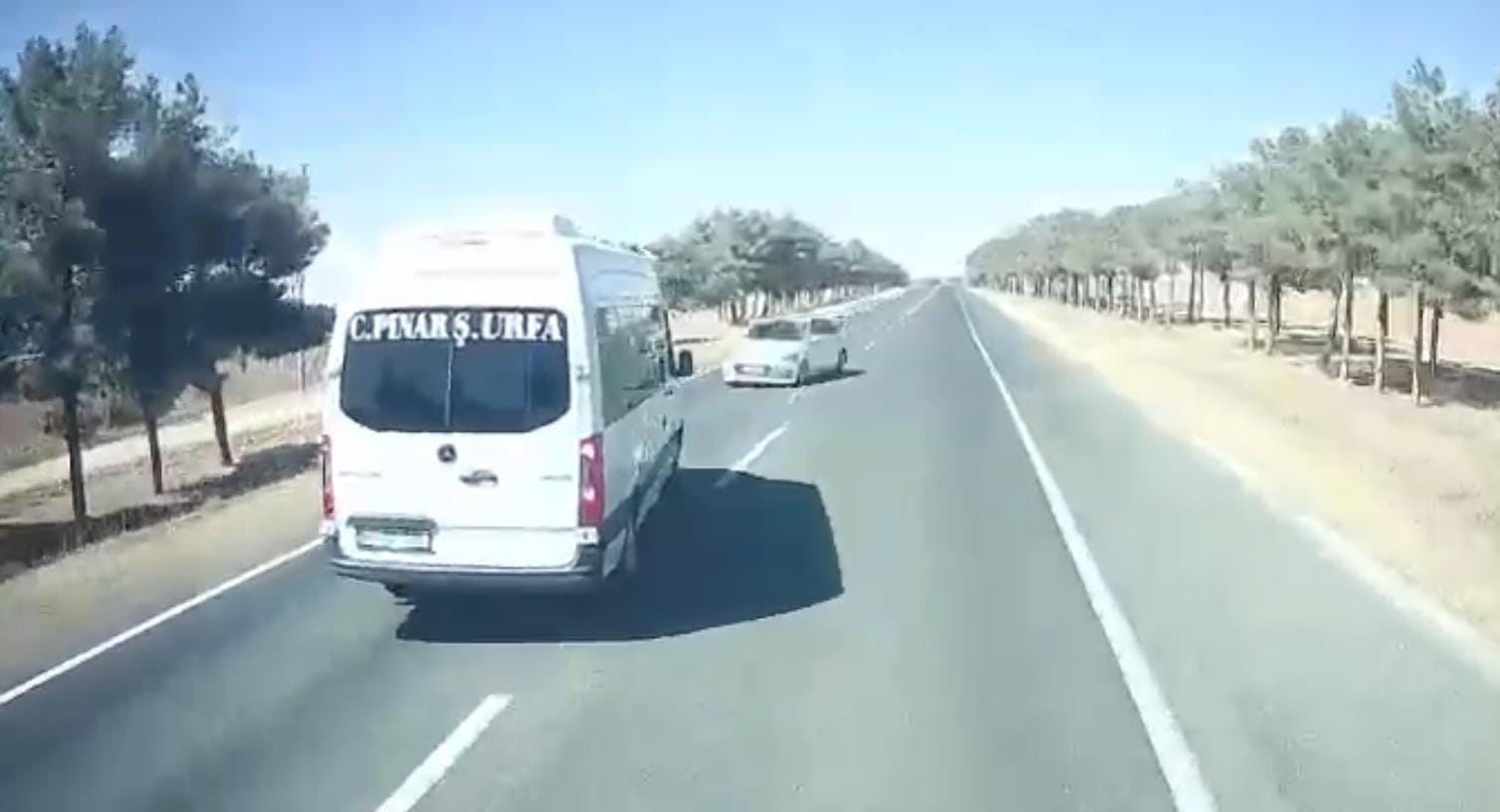 Şanlıurfa&rsquo;da 1 kişinin &ouml;ld&uuml;ğ&uuml;, 14 kişinin yaralandığı kazanın g&ouml;r&uuml;nt&uuml;s&uuml; ortaya &ccedil;ıktı
