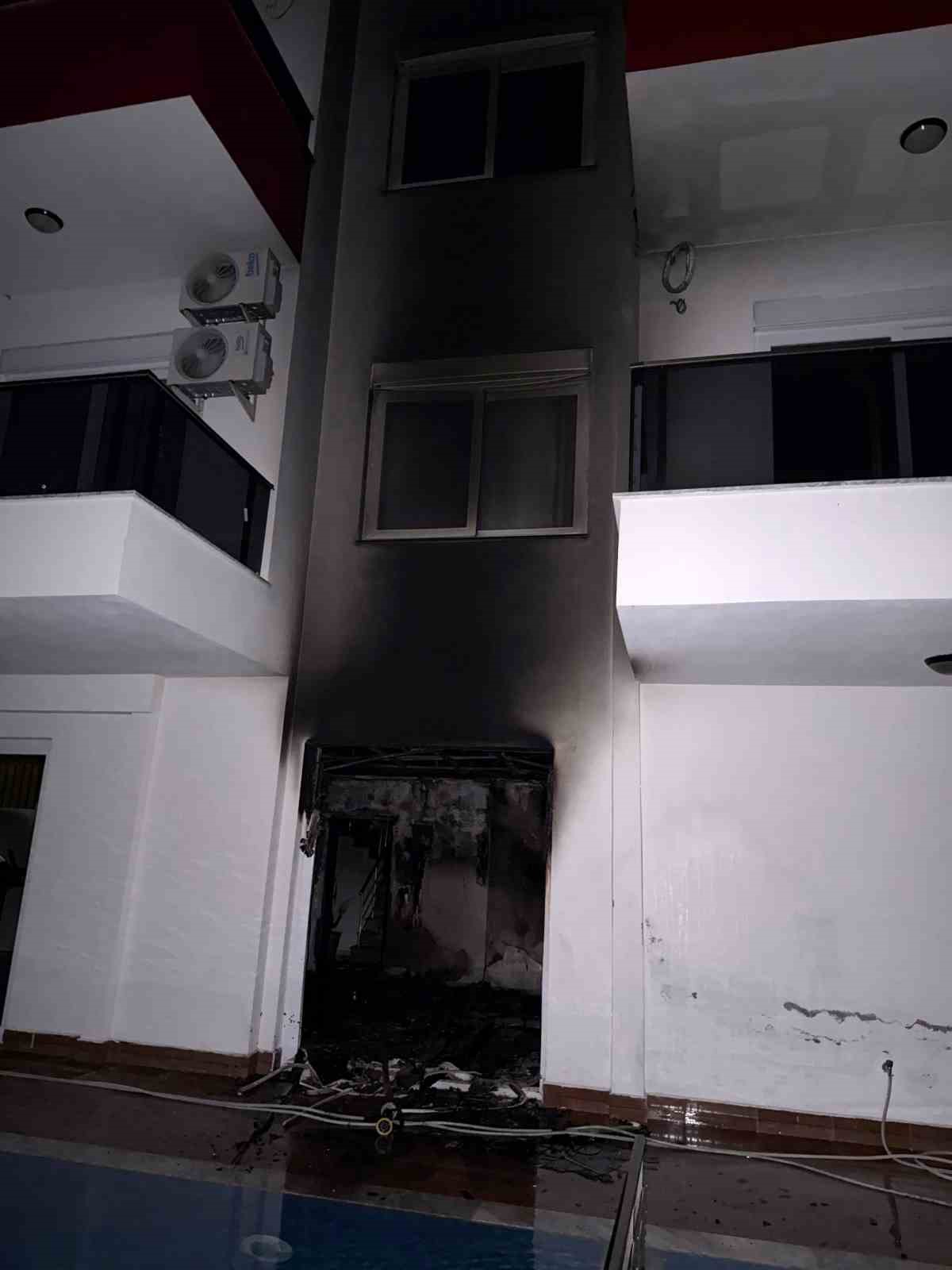 Alanya&rsquo;da 5 katlı sitenin sauna ve hamam kısmında &ccedil;ıkan yangın b&uuml;y&uuml;meden s&ouml;nd&uuml;r&uuml;ld&uuml;
