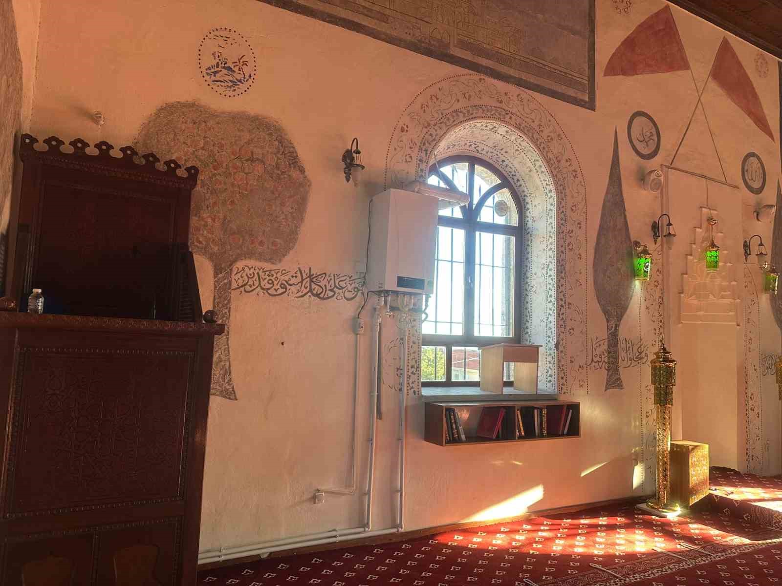 139 yıllık caminin kıbleye bakan duvarına yerleştirilen kombi tepki çekti