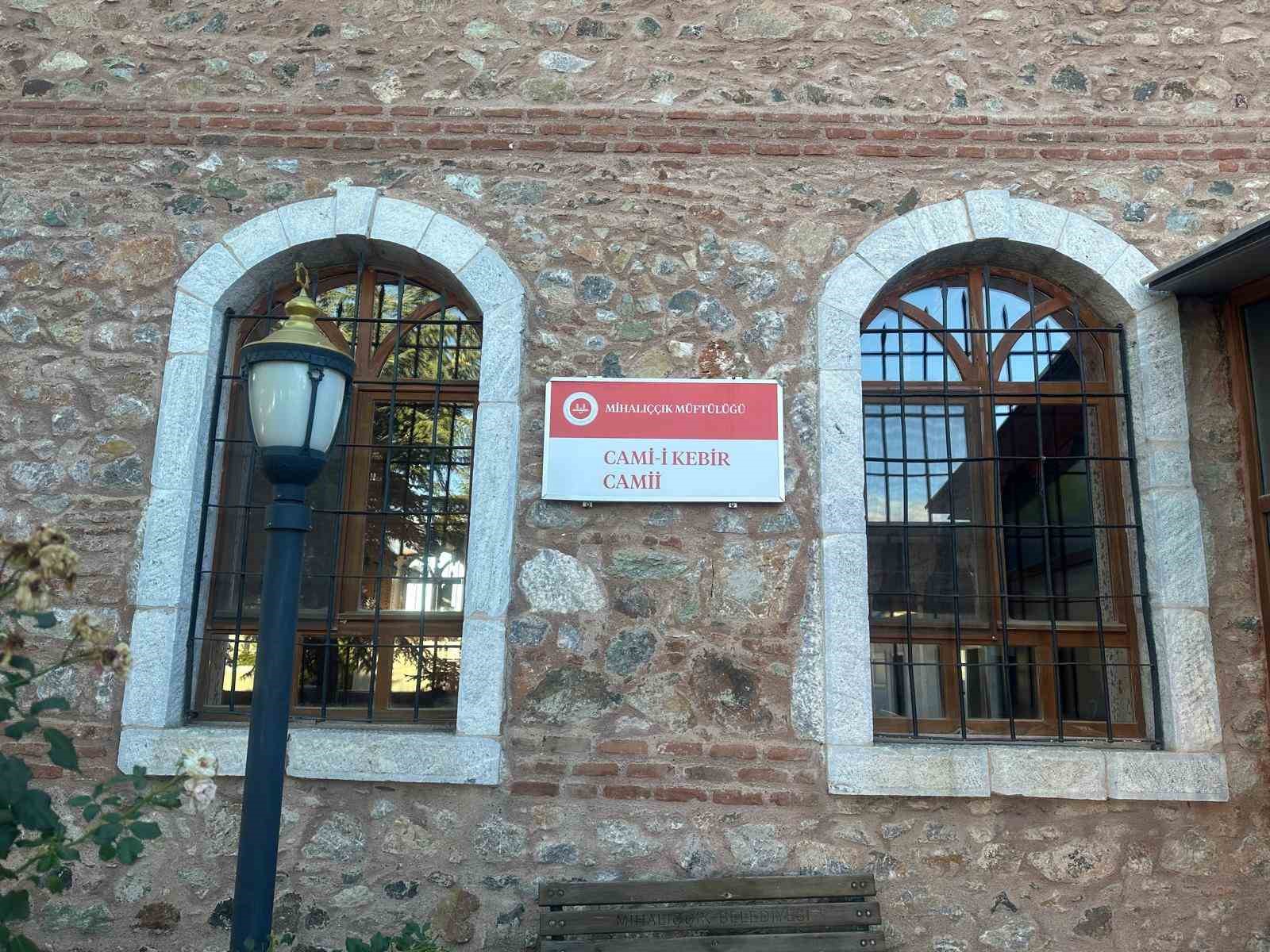 139 yıllık caminin kıbleye bakan duvarına yerleştirilen kombi tepki &ccedil;ekti
