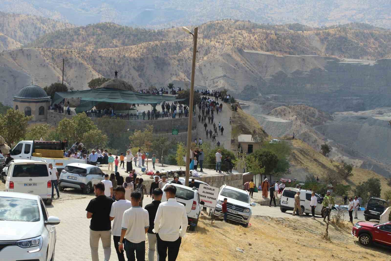 Şırnak’ta 325 yıllık mezarlık ziyareti geleneği 13 bin kişinin katılımıyla gerçekleştirildi