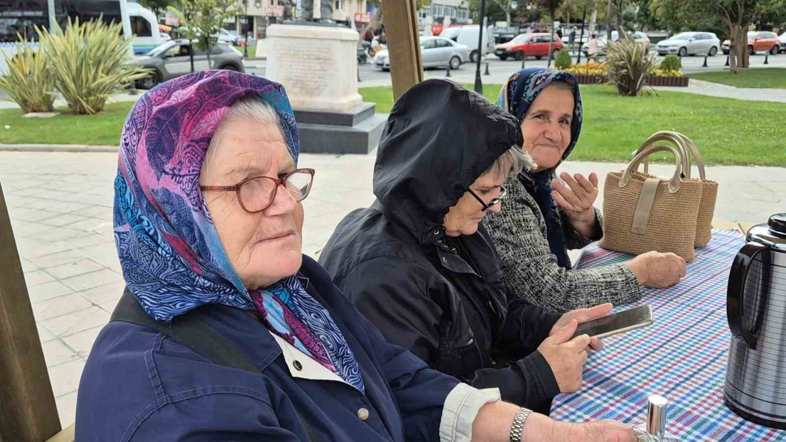 Depremden sonra dışarı çıkan vatandaşlar: "Çok korktuk"