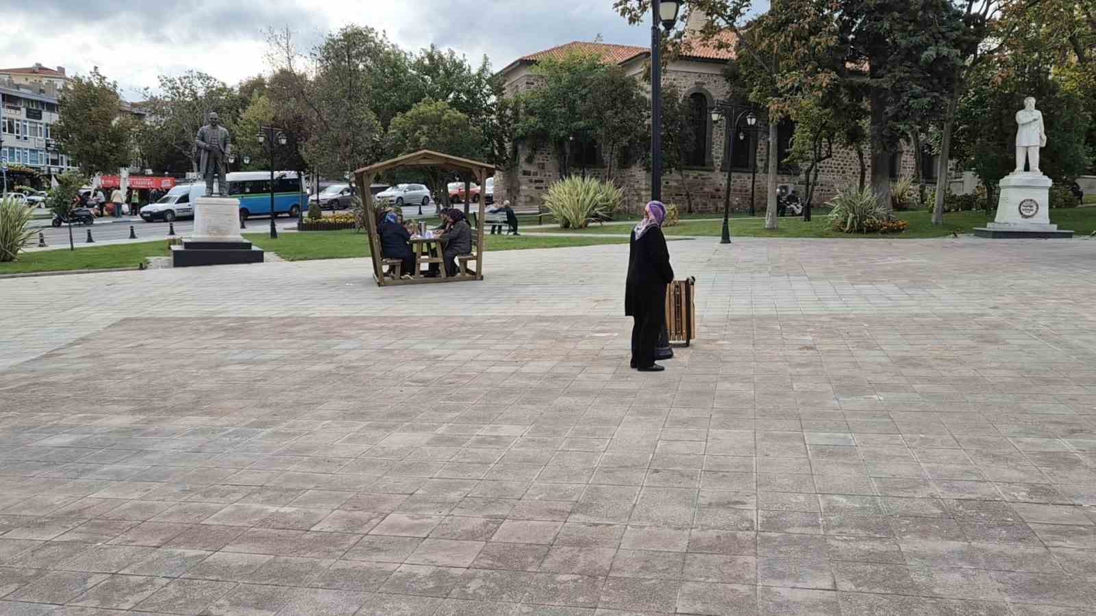 Depremden sonra dışarı &ccedil;ıkan vatandaşlar: "&Ccedil;ok korktuk"
