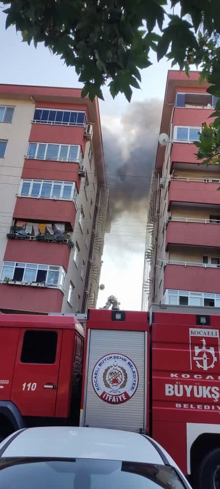 Tadilat yapılan &ccedil;atı alevlere teslim oldu
