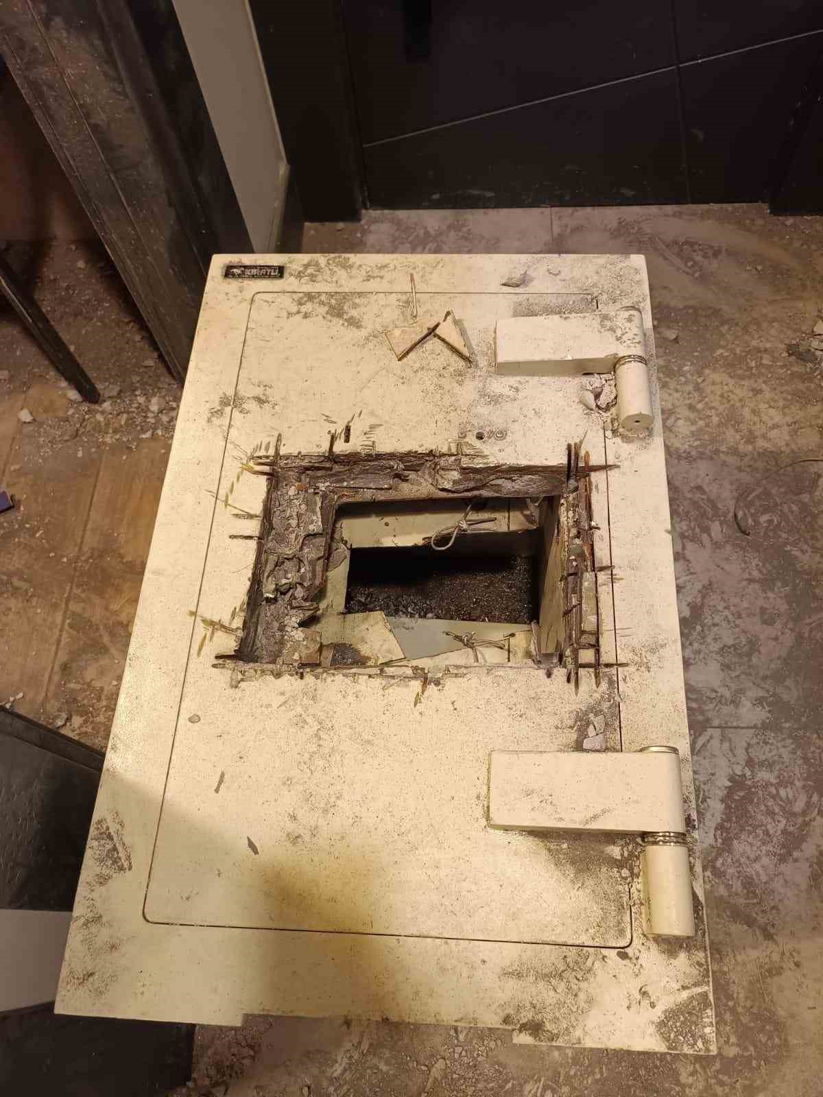 İş yerindeki kasayı kesip hırsızlık yapan hırsızlar jandarmadan kaçamadı