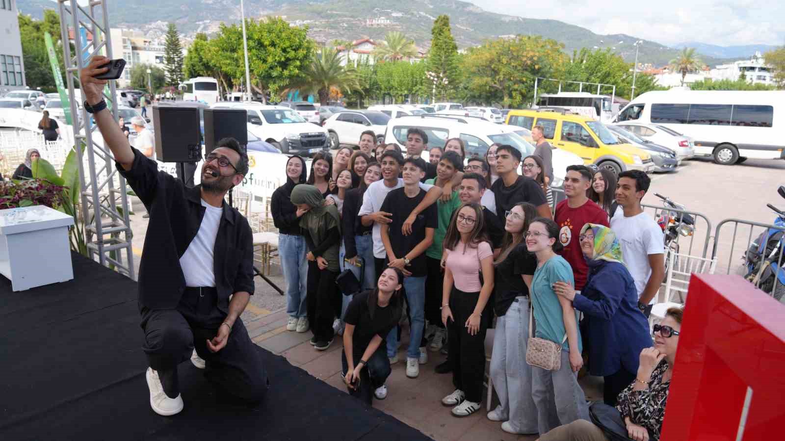 Alanya Kitap Fuarı&rsquo;na &ouml;ğrencilerden yoğun ilgi
