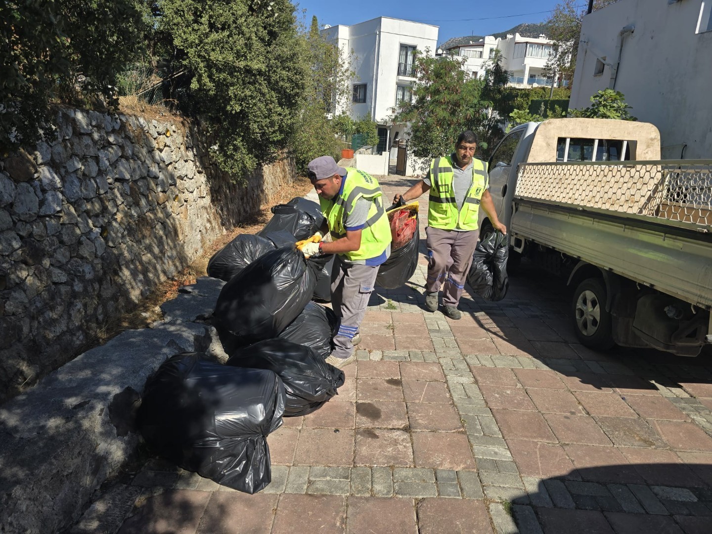Belediye ekiplerinden derelerde temizlik &ccedil;alışmaları
