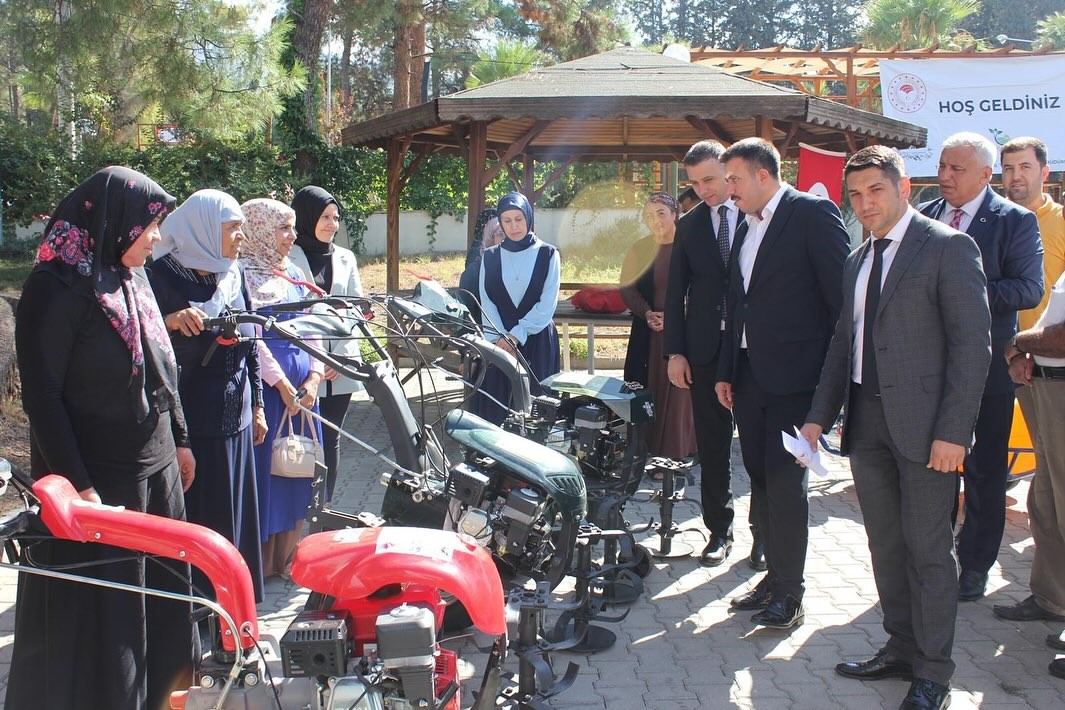 Osmaniye’de ‘Kırsal Dezavantajlı Alanlar Projesi’ kapsamında makine dağıtıldı