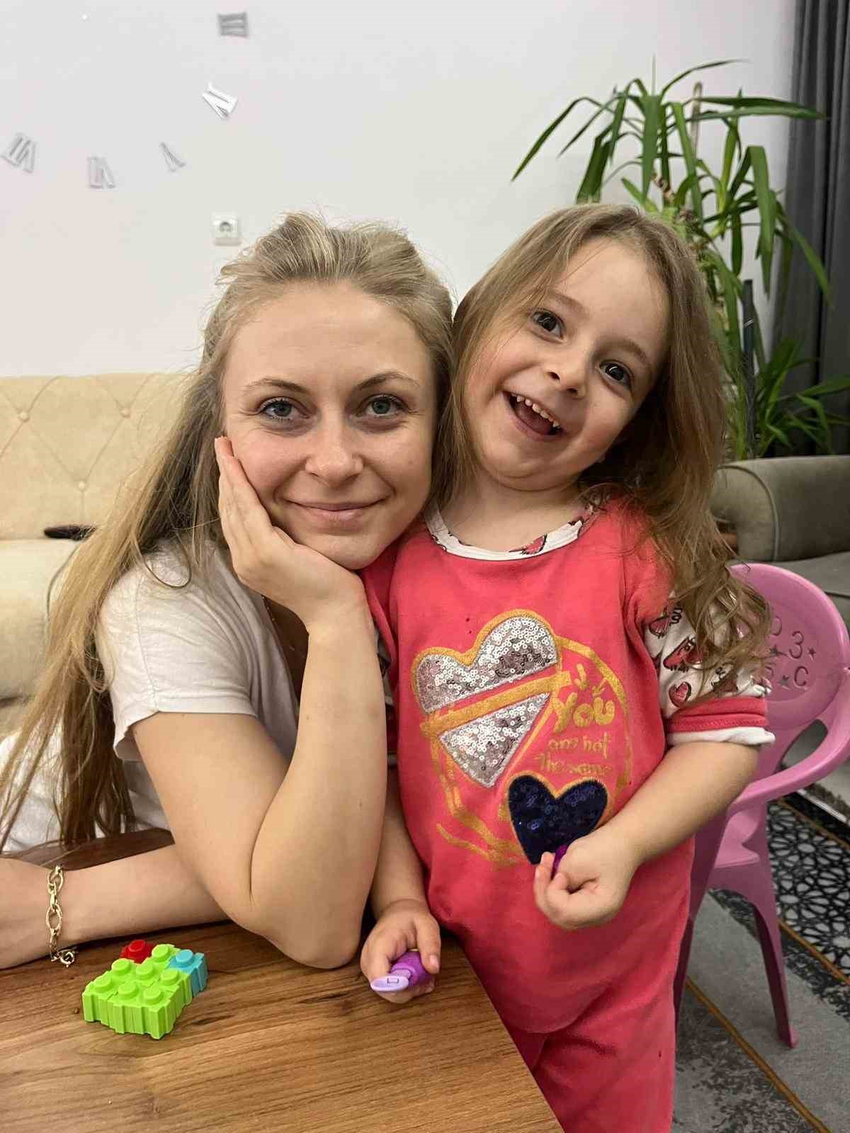 Mahkeme salonu karıştı: Eşi ve &ccedil;ocuğu &ouml;len, duruşmada sinir krizi ge&ccedil;irerek izinsiz konuşan acılı baba dışarı atıldı
