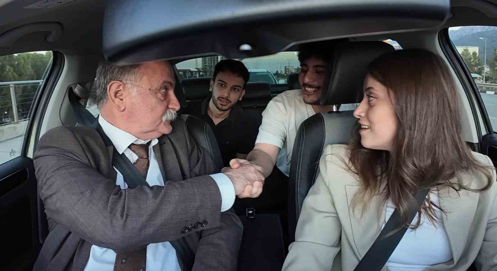 Otostop &ccedil;eken &ouml;ğrencilere başkandan s&uuml;rpriz
