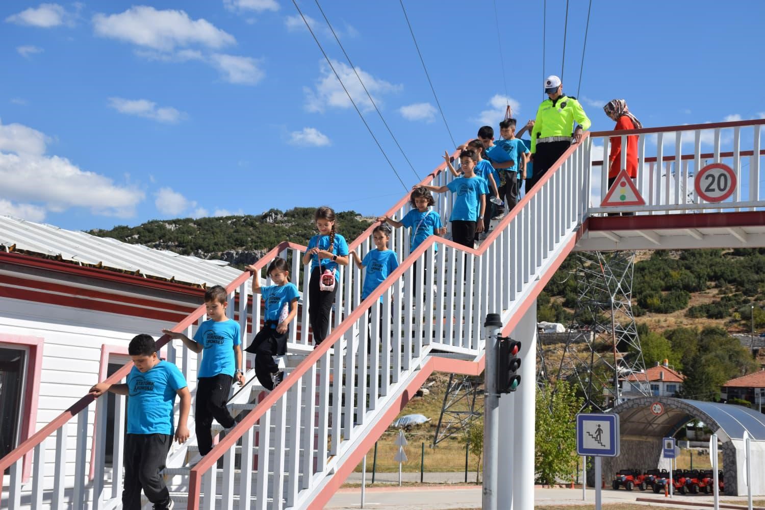 Burdur&rsquo;da &ouml;ğrencilere trafik g&uuml;venliği eğitimi
