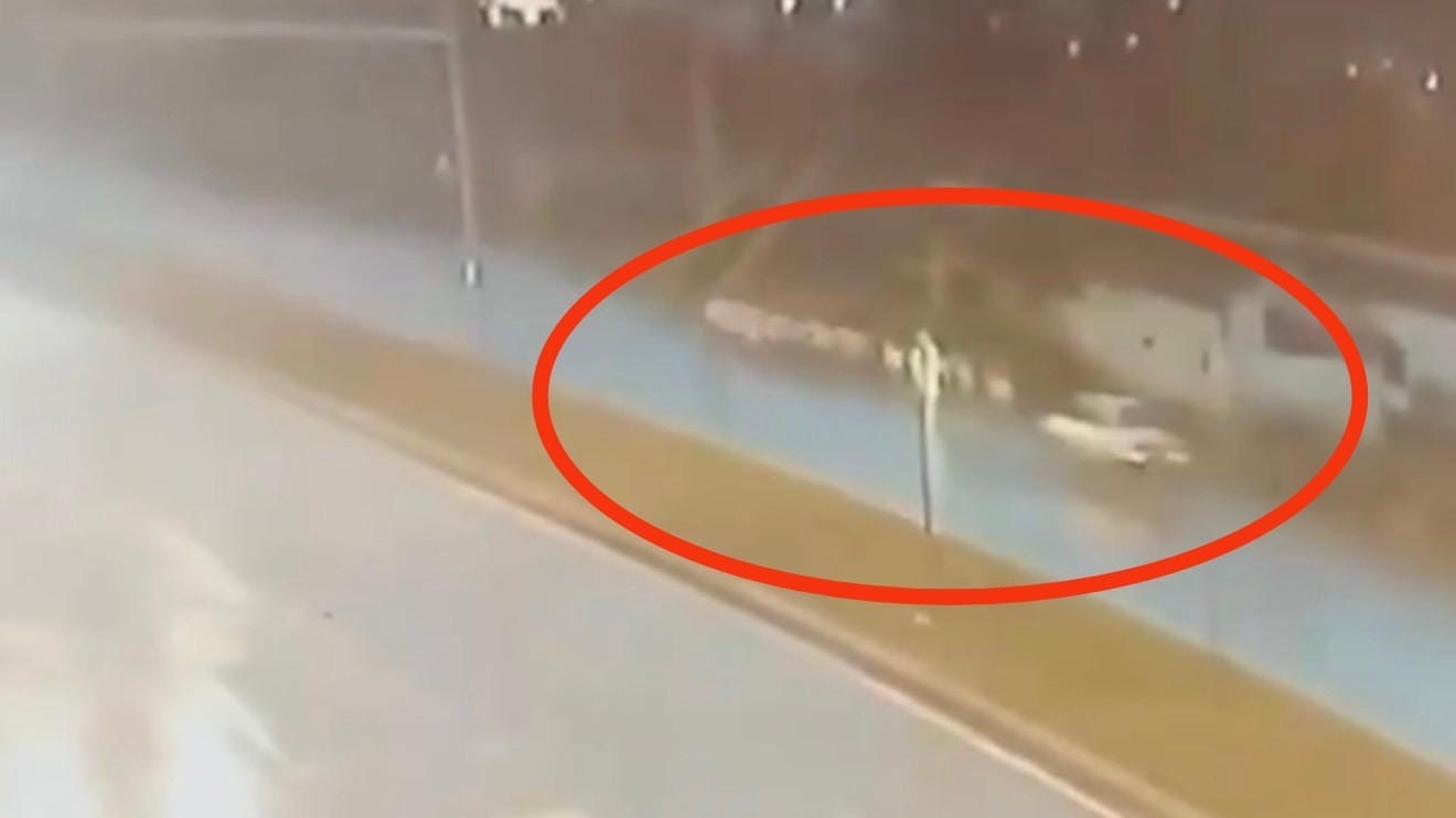 Otomobilin &ccedil;obana ve s&uuml;r&uuml;ye &ccedil;arpma anı kameraya yansıdı
