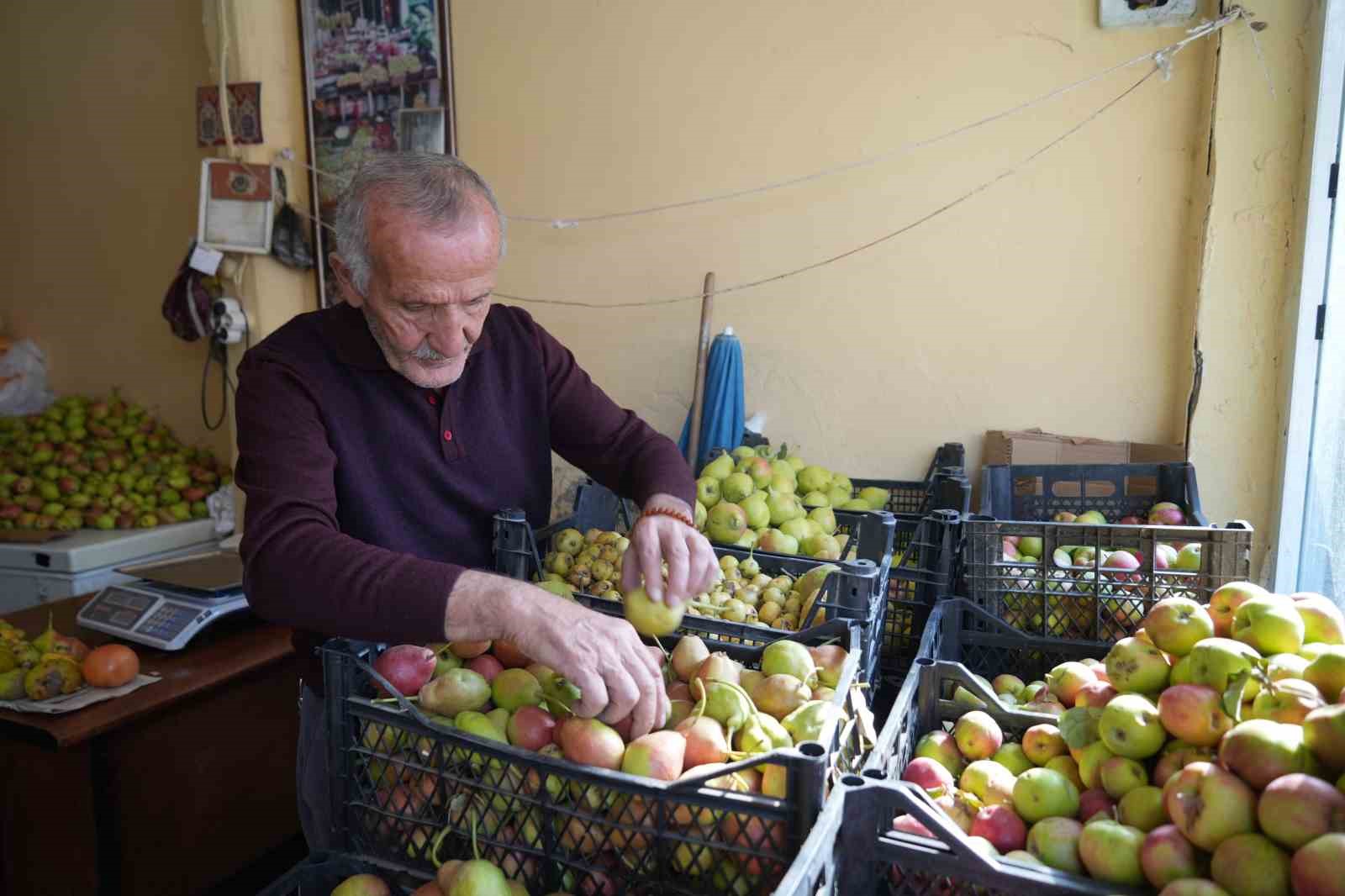 Muş’ta ipe dizilen güz armutları 3 ay tazeliğini koruyor